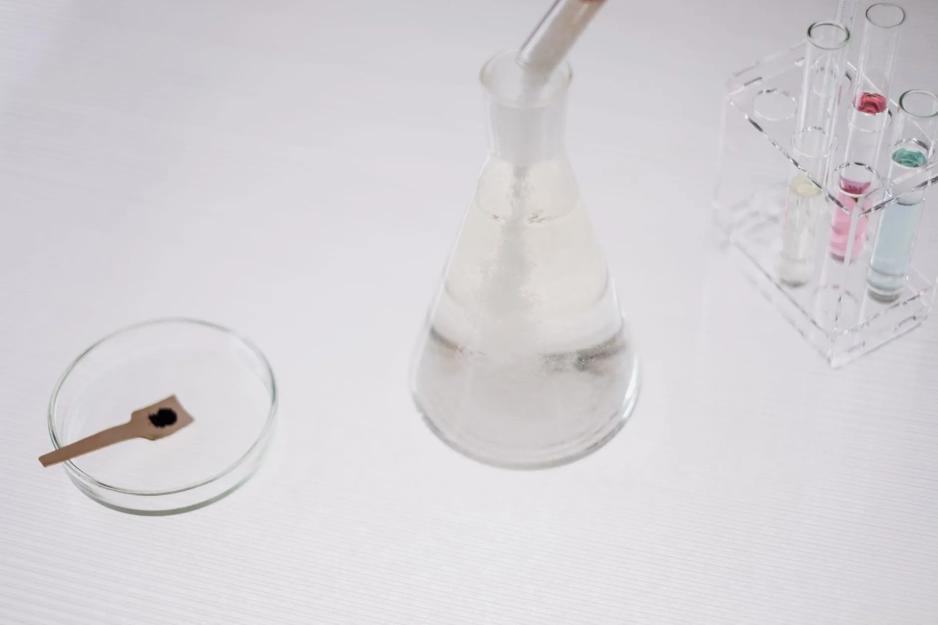 酒水批发与休闲食品采购渠道对比：企业如何选择高效供应链平台